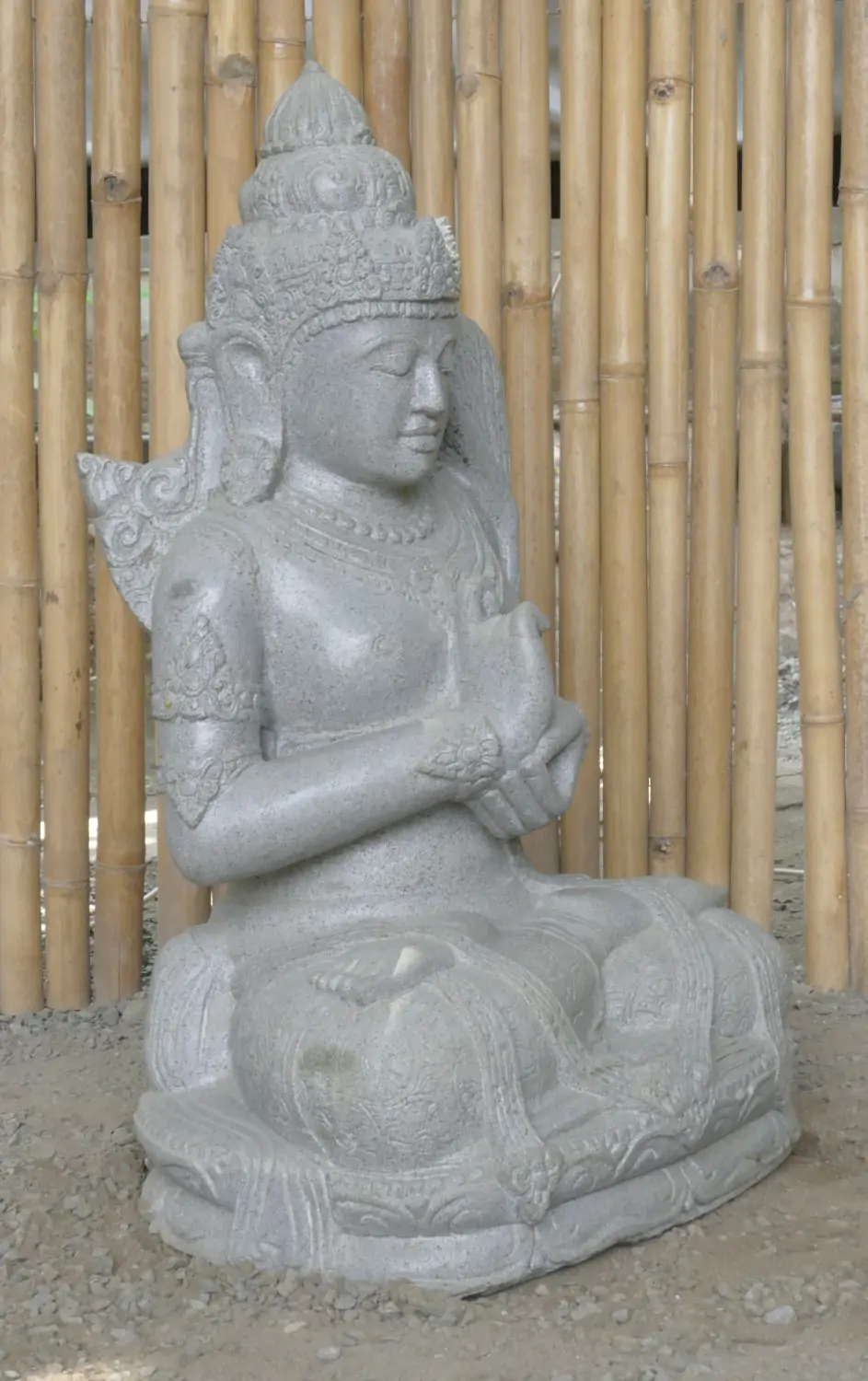  Product image 3 of the product “Seated Dewi Sri, position chakra turning the wheel, 73cm high riverstone grey, model with sativa. There is a stone eye on the left temple. ”